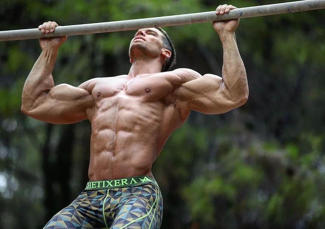 Атлетичный мужчина на турнике