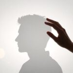 Психология и значение женских прикосновений к волосам мужчины