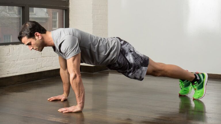 Мужчина делает утреннюю зарядку