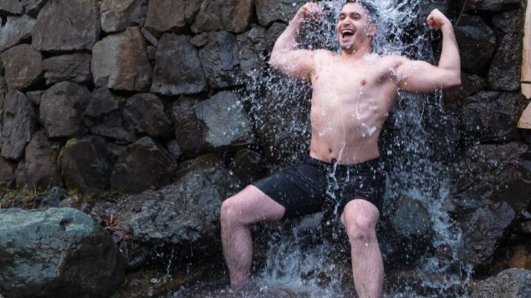 Мужчина принимает ледяной душ для укрепления здоровья и мужского духа