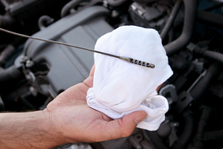 Проверка уровня моторного масла щупом и диагностика причин масложора в двигателе автомобиля