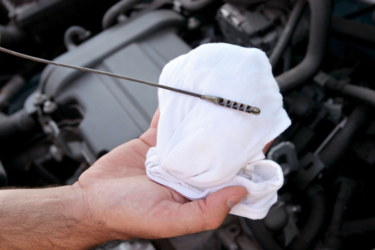 Проверка уровня моторного масла щупом и диагностика причин масложора в двигателе автомобиля