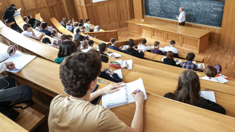 Высшее образование для галочки: когда второе высшее действительно нужно?