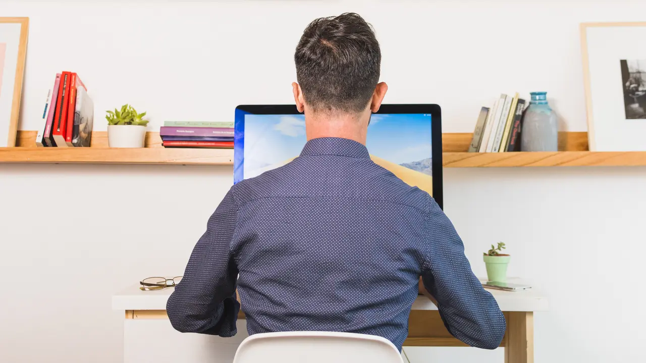 Мужчина с правильной осанкой за рабочим столом