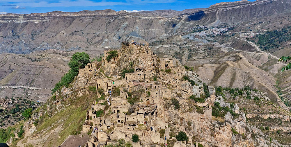 Древний аул-призрак Гамсутль на вершине горы в лучах утреннего солнца.