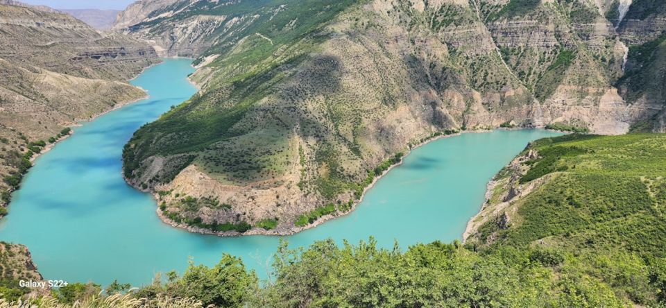 Панорамный вид на Сулакский каньон с бирюзовой рекой в Дагестане.