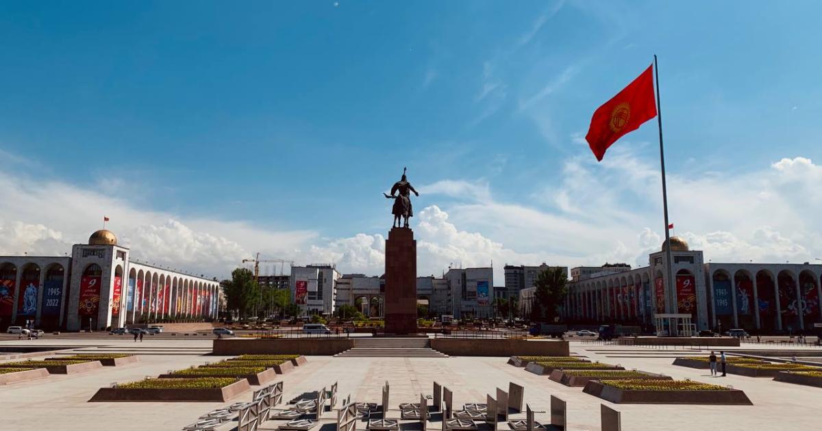 Центральная площадь Ала-Тоо и здание Исторического музея в Бишкеке