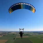 Раскрытый купол парашюта в небе
