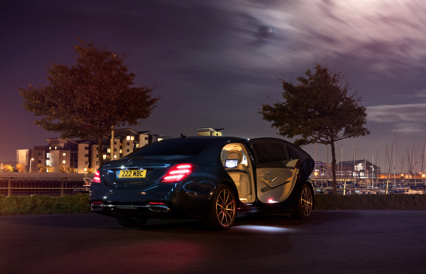 Мерседес на ночной дороге