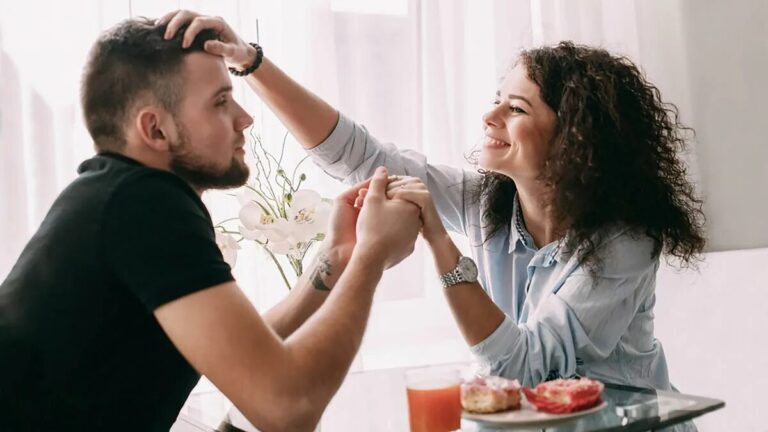 Девушка хвалит парня