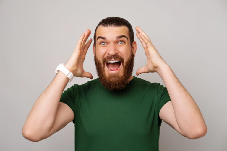 Харизматичный мужчина громко смеется