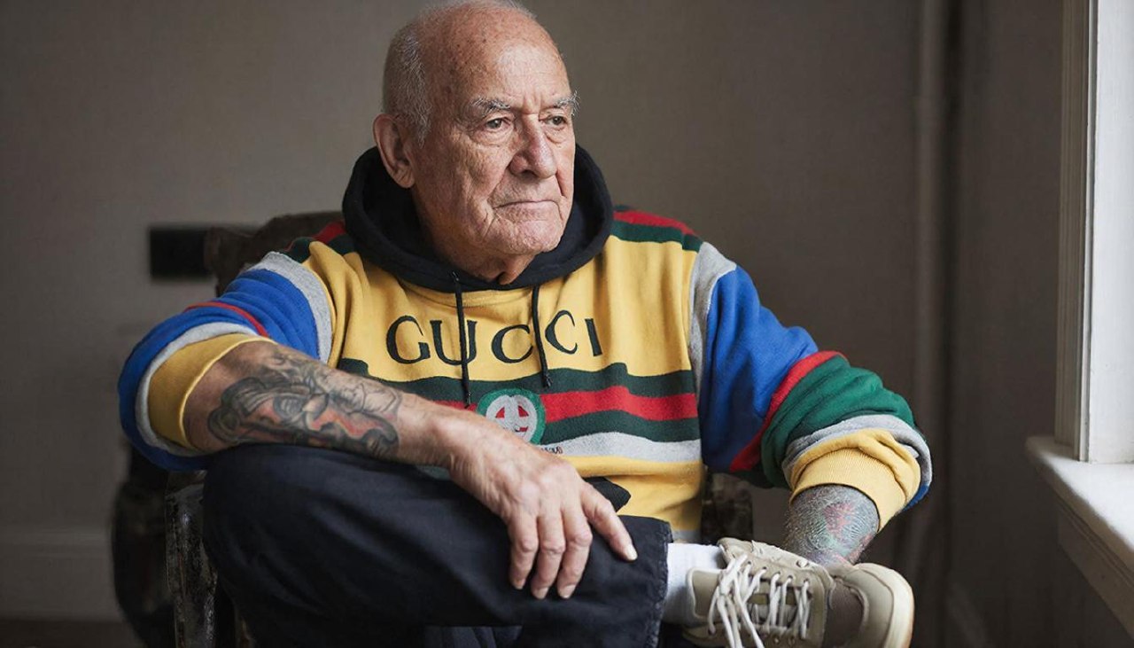 Дед инсайд в Gucci худи и Balenciaga кроссах с татуировкой