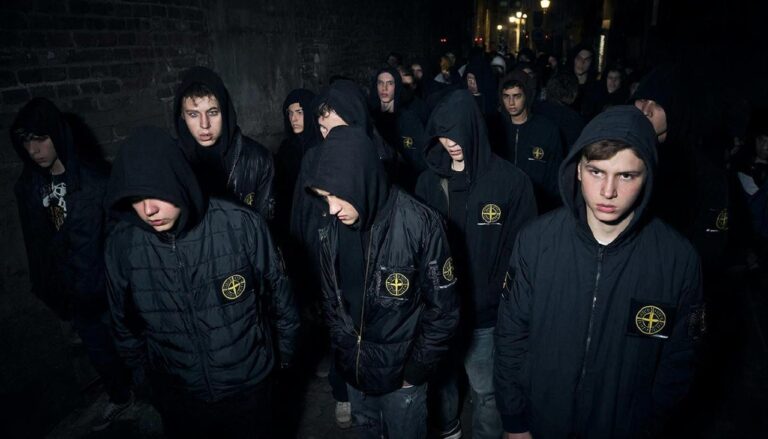 Агрессивная группа подростков офников в темном переулке