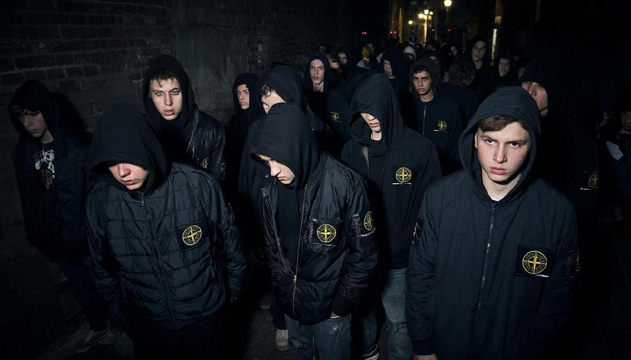 Агрессивная группа подростков офников в темном переулке