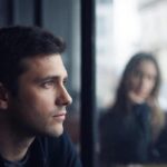 Мужчина размышляет как выйти из френдзоны