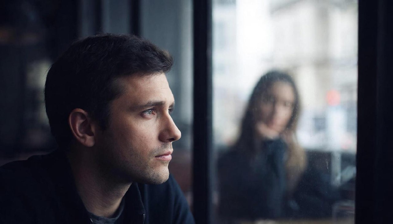 Мужчина размышляет как выйти из френдзоны